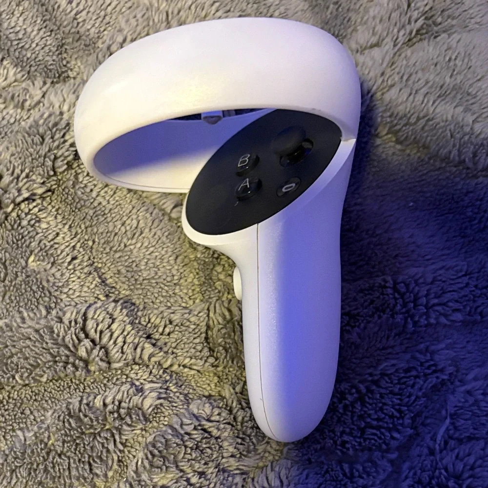 Oculus White VR Headset with Controllers